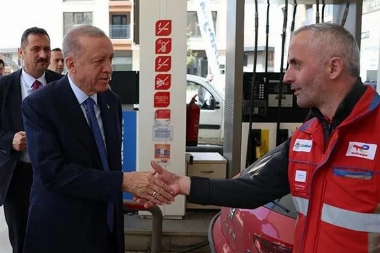 Cumhurbaşkanı Erdoğan akaryakıt istasyonuna ziyaret: Çalışanlarla sohbet etti