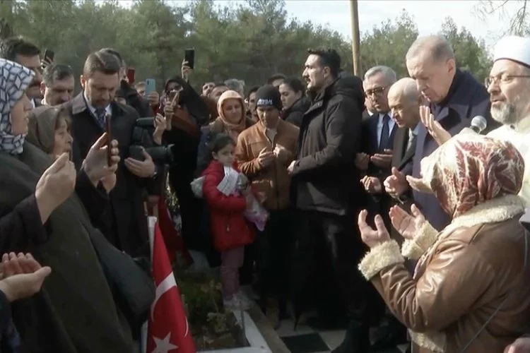 Cumhurbaşkanı Erdoğan'dan mezarlık ziyareti