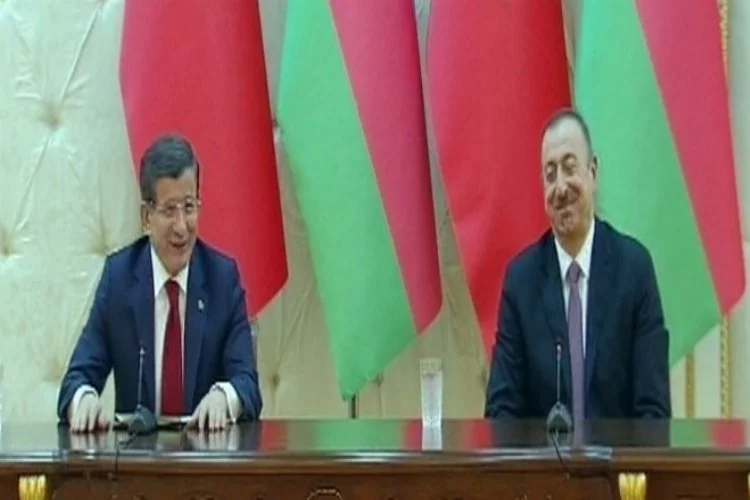 Davutoğlu toplantıda Aliyev'i güldürdü