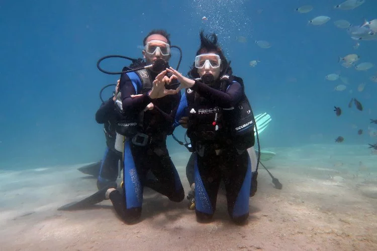 Denizin 5 metre altında evlilik teklifi