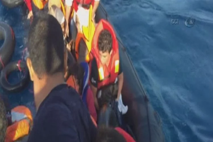 Denizin ortasında mahsur kalan 38 kişi böyle kurtarıldı