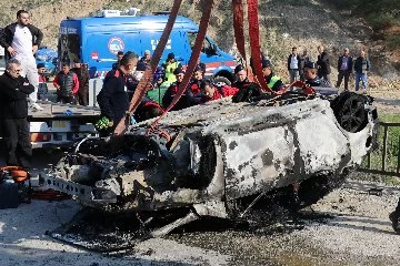 Denizli'de feci kaza: Dereye düşen otomobil alev aldı, 1 ölü!