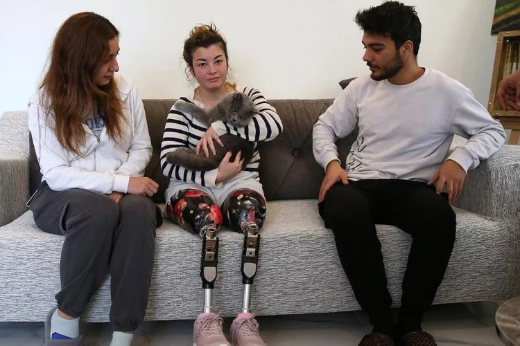 Depremde iki bacağını kaybeden Akdoğan, yaşadıklarını anlattı