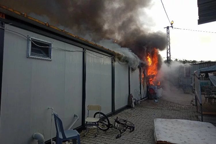 Depremzede vatandaşların yaşadığı konteyner kentte yangın