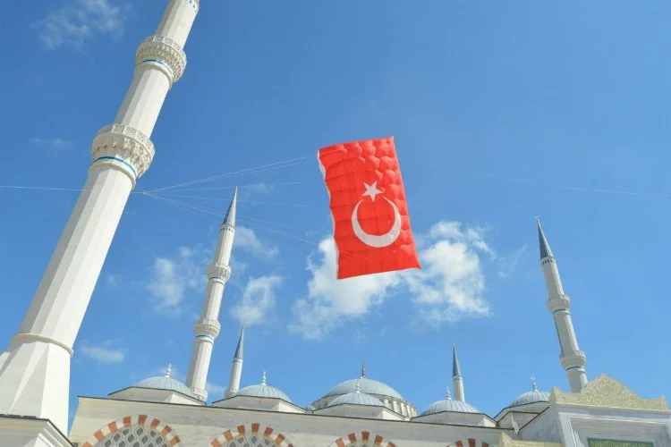 Dev Türk bayrağı uçurtması Çamlıca Camii'nde havalandı