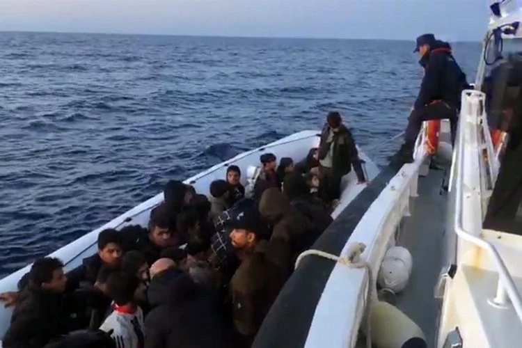 Düzensiz göçmenlerin yardımına Türk Sahil Güvenlik ekipleri yetişti