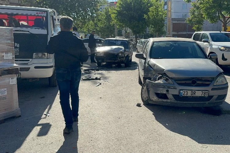 Elazığ'da iki otomobil çarpıştı!: 3 yaralı