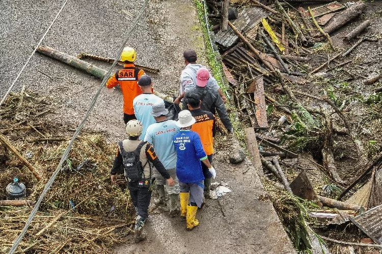 Endonezya'daki sel felaketinde can kayıpları artıyor