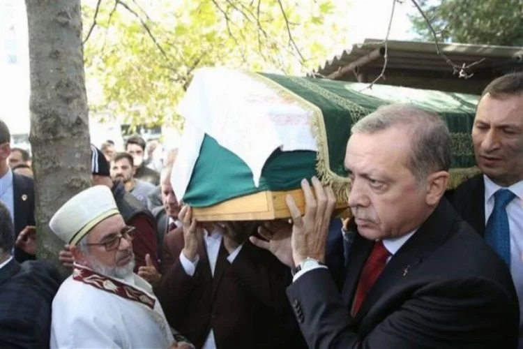 Erdoğan arkadaşının tabutunu kendi elleriyle taşıdı