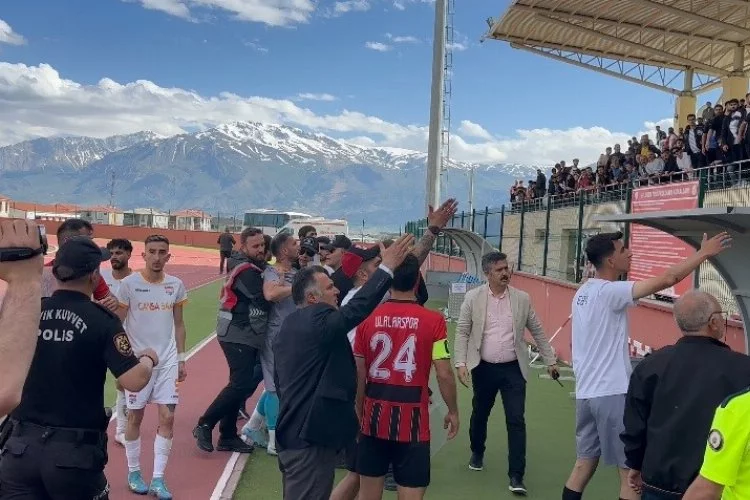 Erzincan’da amatör lig maçında saha karıştı!