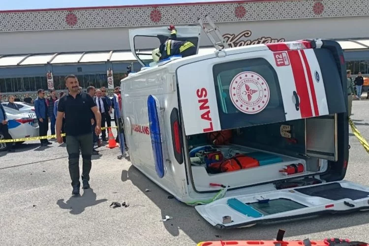 Erzincan'da feci kaza: Otomobil ile ambulans çarpıştı: 6 yaralı!