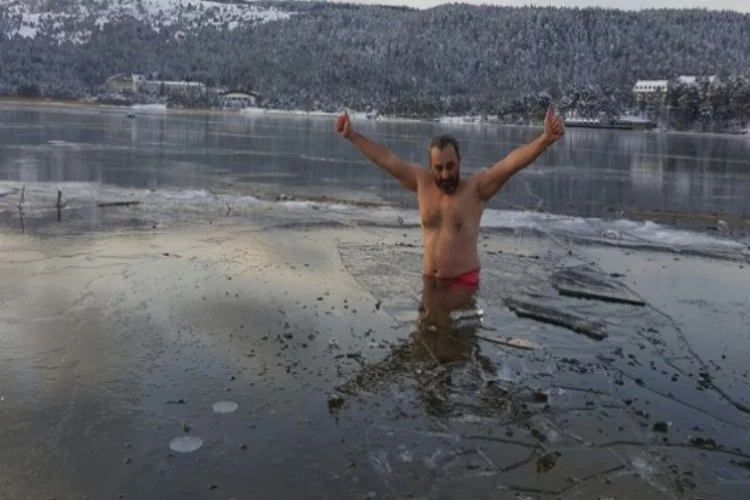 Eski 20 derecede buzlu göle girdi