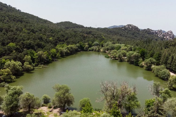 Etrafı çam ormanları ile çevrili bir heyelan set gölü: İzmir Karagöl