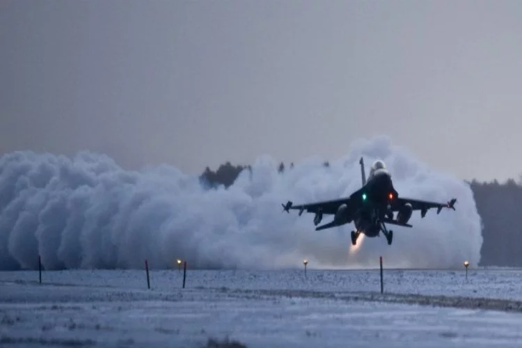 F-16'lar devriye geziyor