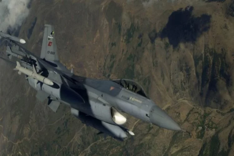 F-16'lar Suriye sınırında devriyede