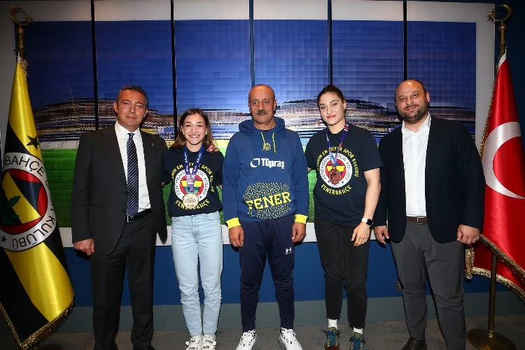 Fenerbahçe Başkanı Ali Koç, şampiyon boksörlerle buluştu