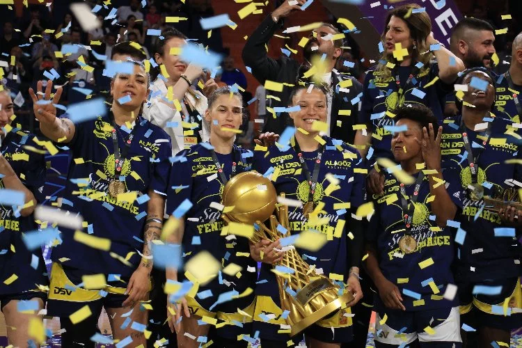 Fenerbahçe, düzenlenen törende kupasını kaldırdı