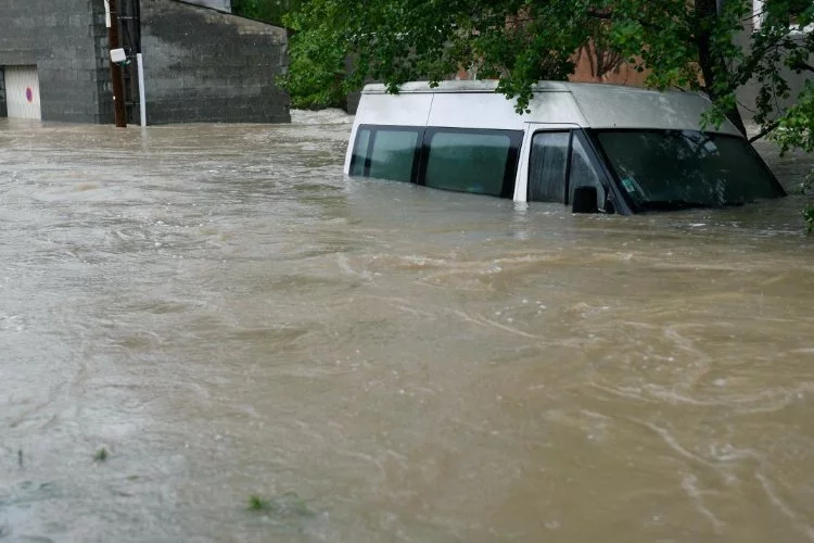 Fransa'da şiddetli yağış nedeniyle birçok yerleşim yeri su altında kaldı