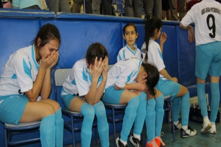 Futbolcu kızlar hıçkıra hıçkıra ağladı