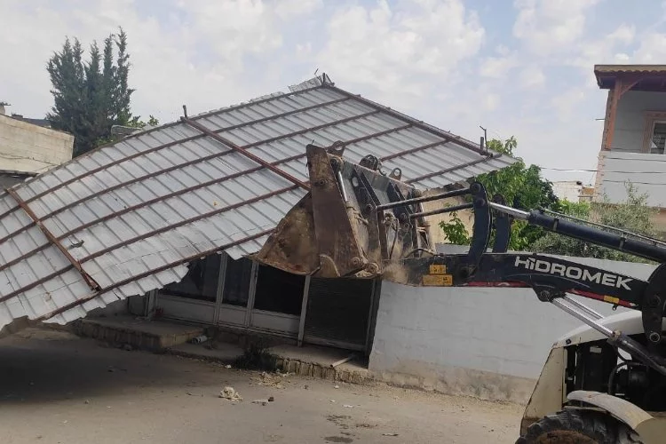 Gaziantep’te rüzgar bir evin çatısını uçurdu!