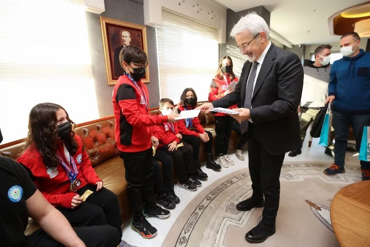 Genç yüzücüler, başarı sevincini Başkan Erdem'le paylaştı 