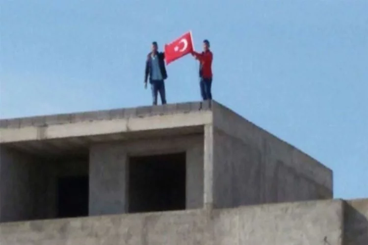 Gençler Türk bayrağını yırtık görünce...