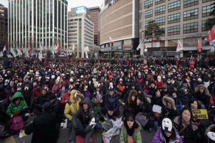 Güney Kore maskerlerle sokaklarda!