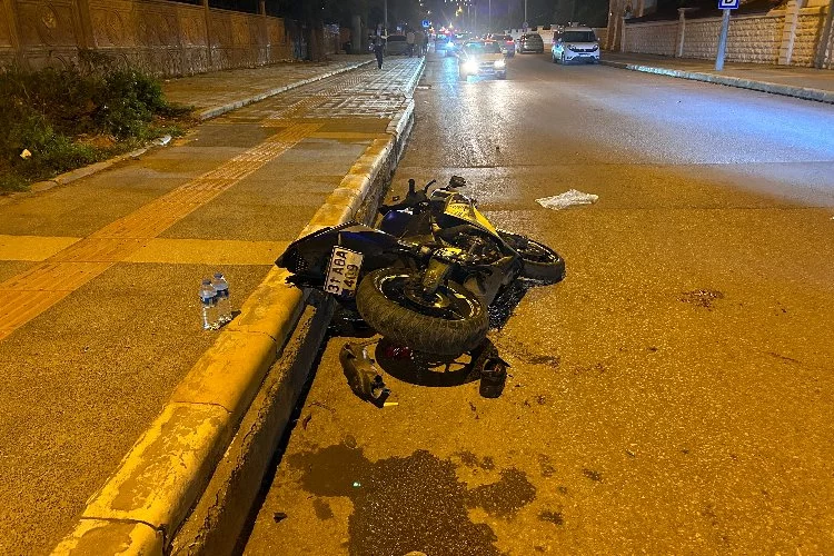 Hafif ticari araç ile motosiklet kazaya karıştı!