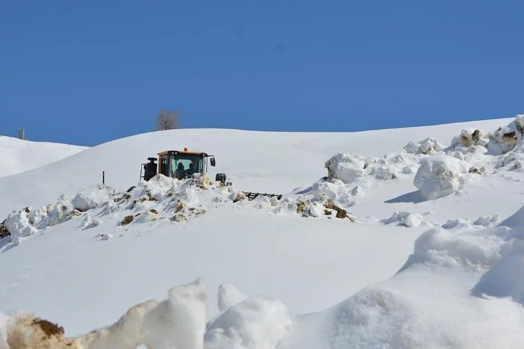 Hakkari'de ekiplerin 5 metre karla mücadelesi!