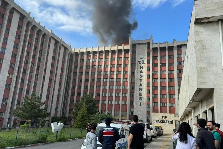 Hastane binasının çatısında çıkan yangın söndürüldü
