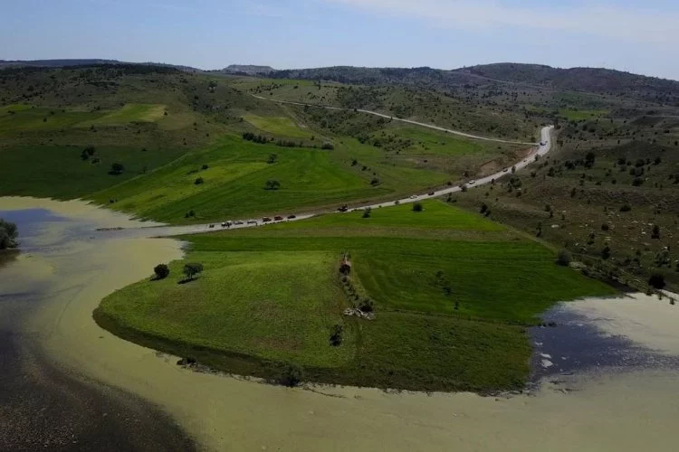 Heyelan nedeniyle taşan gölet, arazilerde su baskınlarına neden oldu