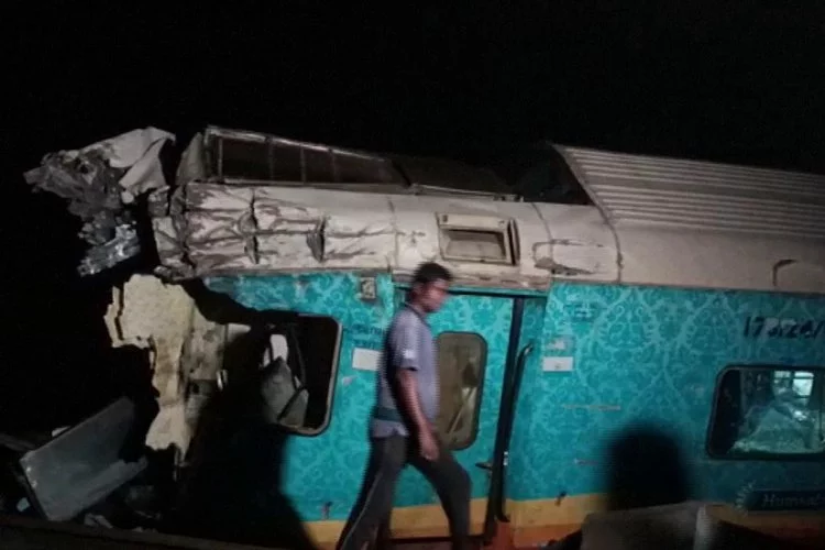Hindistan'da tren kazası: 50 ölü