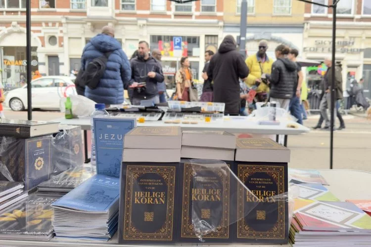 Hollanda'da Kur'an-ı Kerim dağıtıldı