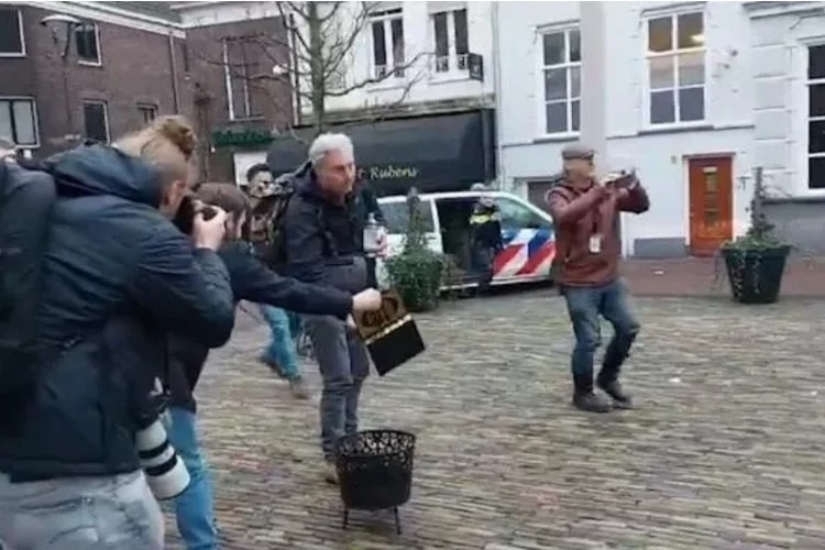 Hollanda'da polislerin gözü önünde Kur'an-ı Kerim'e çirkin saldırı