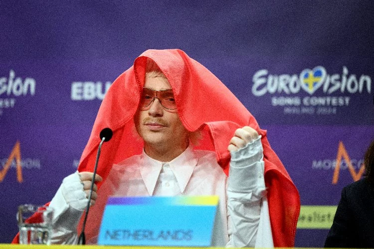 Hollanda yarışmaya saatler kala Eurovision'dan diskalifiye edildi