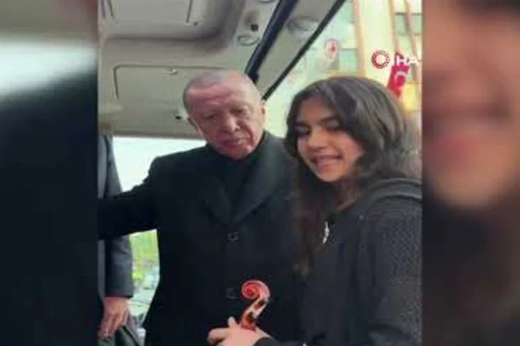 Cumhurbaşkanı Erdoğan keman çalan öğrenciye eşlik ederek Çanakkale türküsünü söyledi