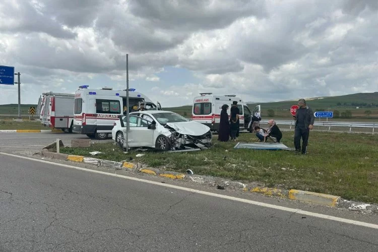 İki aracın çarpıştığı kazada 11 kişi yaralandı