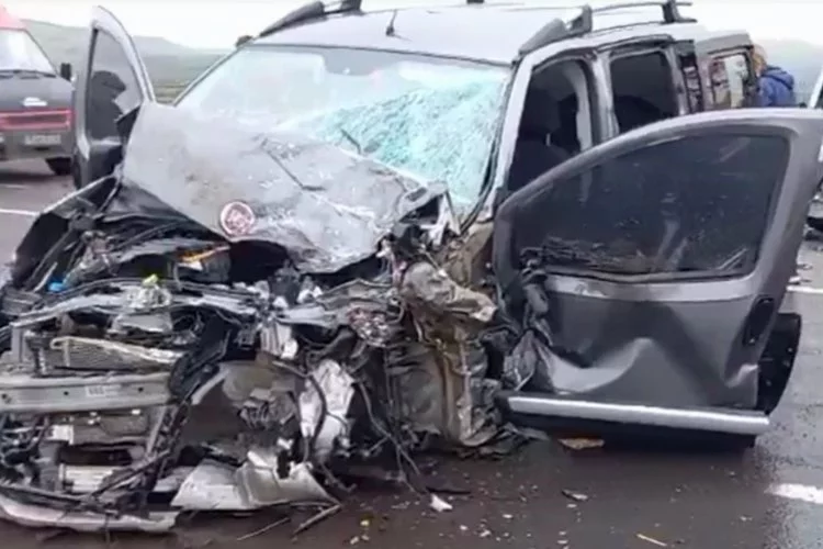 İki aracın çarpıştığı kazada sürücüler yaralandı