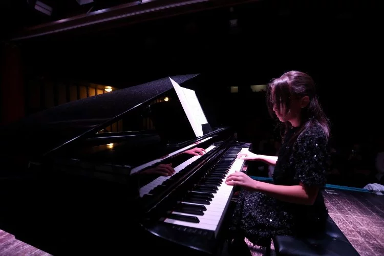 İnegöl’de 67 küçük sanatçıdan piyano resitali