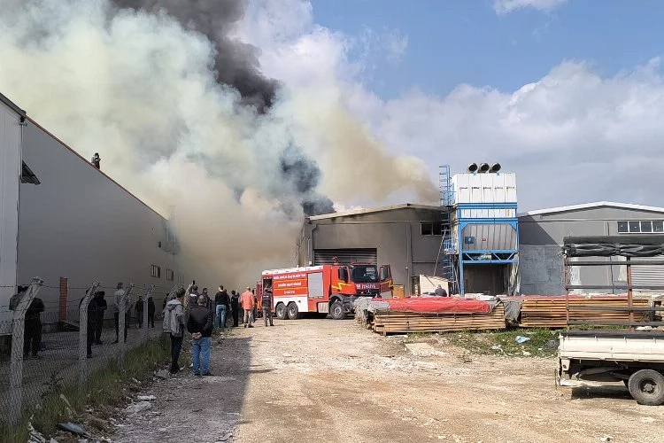 İnegöl'de fabrika yangını: Ekipler müdahale ediyor!