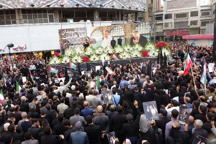 İran’da halk, Reisi ve beraberindekileri anmak için bir araya geldi