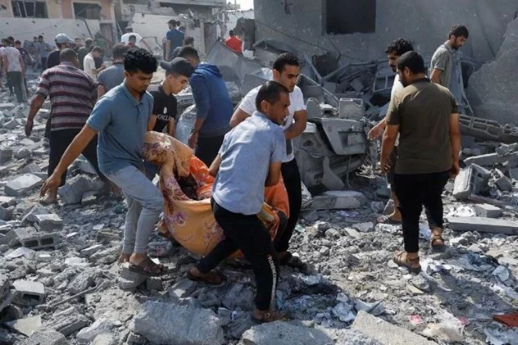 İsrail, Gazze'de hastaneyi bombaladı!