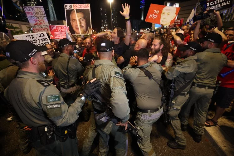 İsrail karıştı! Netanyahu'nun konutu önünde protesto
