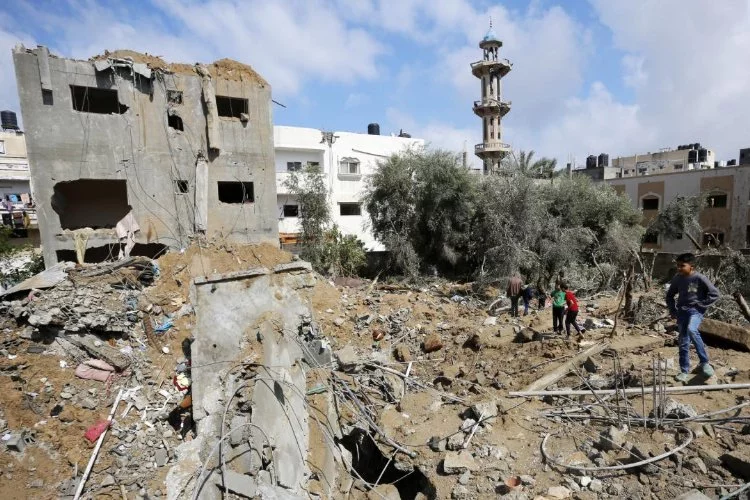 İsrail, Nusayrat Mülteci Kampı'nın kuzeyinde bir evi bombaladı