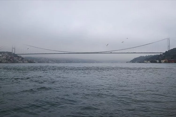 İstanbul Boğazı'nda sis alarmı: Gemi trafiği durduruldu!