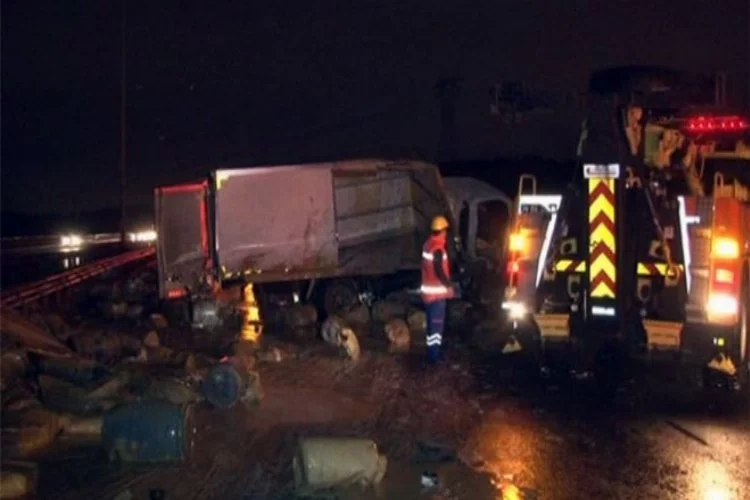 İstanbul'da akıl almaz kaza !Bariyerlere çarpan kamyonet...