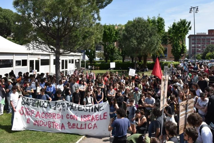 İtalya'da öğrenciler Filistin'e destek için toplandı