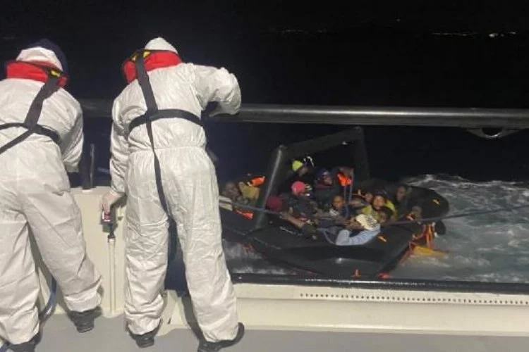İzmir'de 15 düzensiz göçmen kurtarıldı