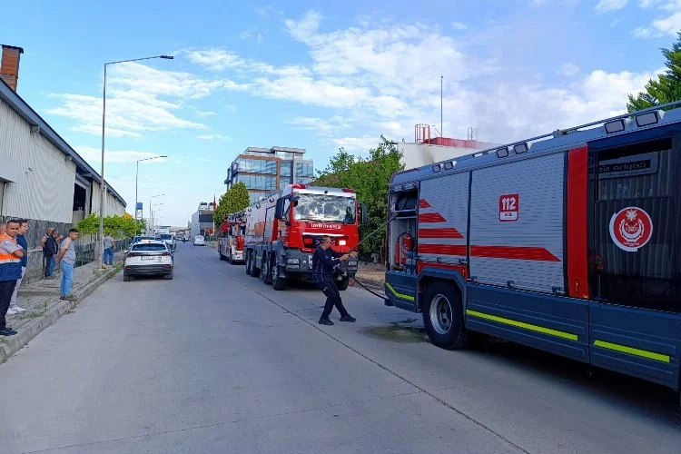 İzmir'de fabrika yangını itfaiyenin müdahalesiyle söndürüldü