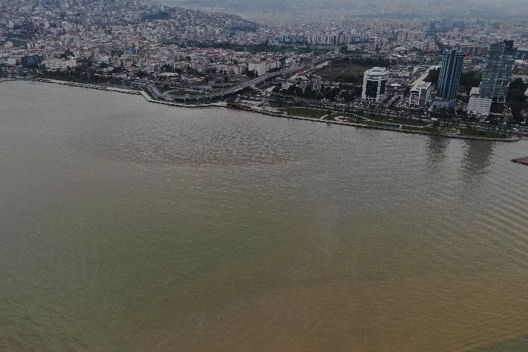 İzmir Körfezi çamur rengine döndü